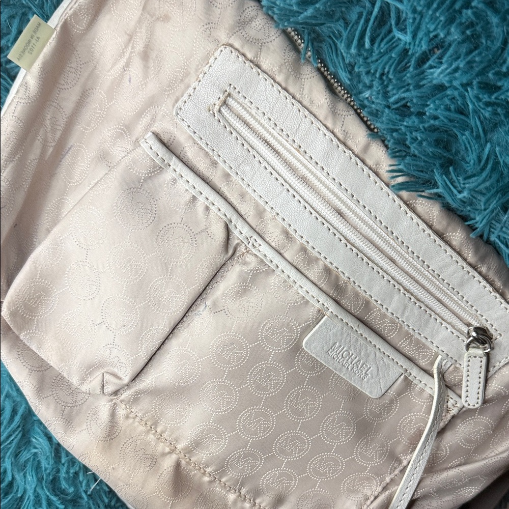 Michael Kors Cream Leather Crossbody Shoulder Bag with Dual Zips - Picture 6 of 7